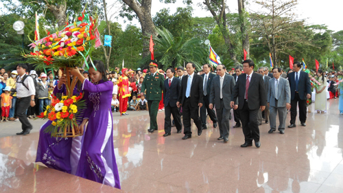 ハノイ市内にあるドンダーの丘の祭り